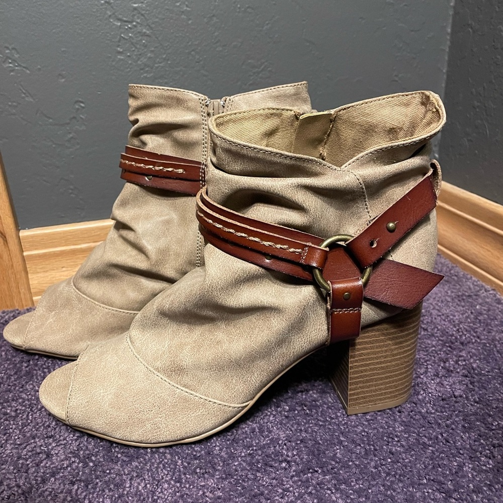 New SO Peep Toe Ankle Bootie Size 10